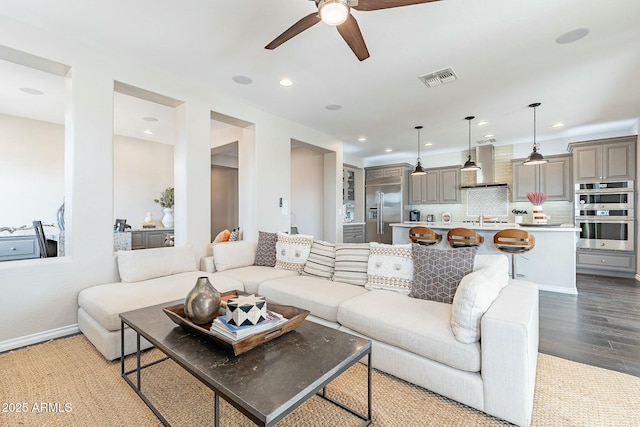 living room featuring visible vents, light wood finished floors, baseboards, recessed lighting, and ceiling fan