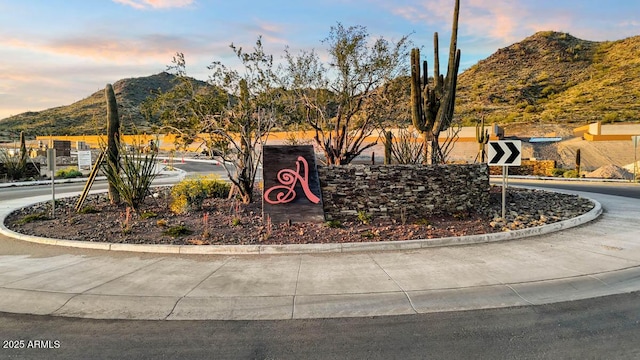 community / neighborhood sign featuring a mountain view