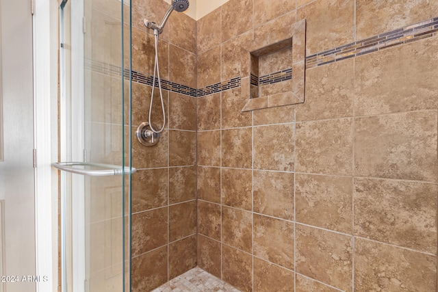 bathroom featuring a tile shower