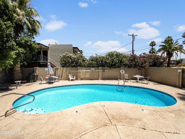 view of swimming pool featuring a patio