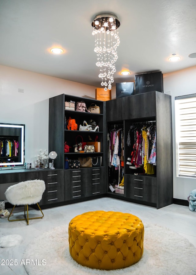 mudroom featuring an inviting chandelier