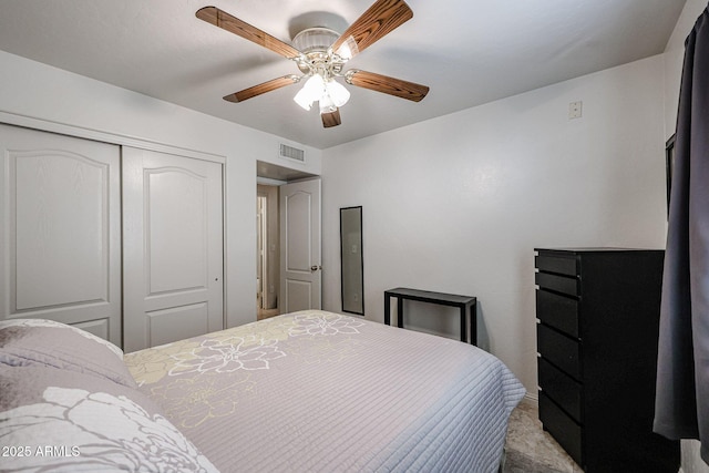 bedroom featuring a ceiling fan, visible vents, and a closet