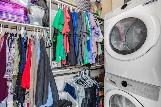 7694 W Desert Spoon Dr, Peoria, AZ 85383 - laundry room featuring estacked washer and dryer