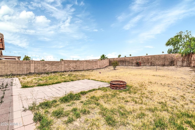 view of yard featuring an outdoor fire pit