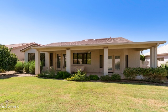 view of front facade featuring ceiling fan and a front lawn