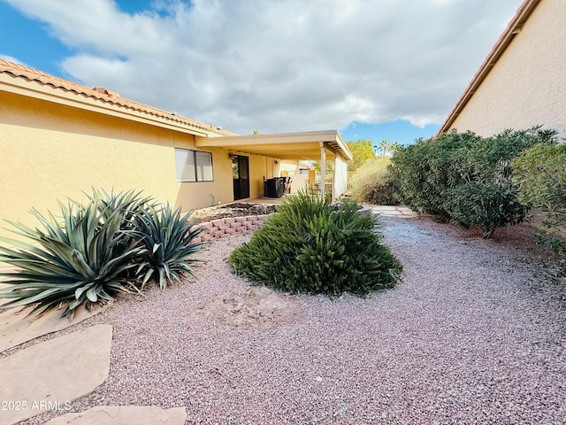 view of yard featuring a patio