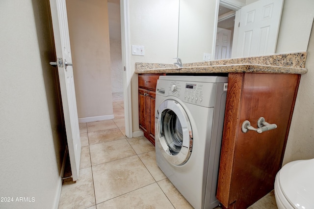 washroom with washer / clothes dryer and light tile patterned flooring