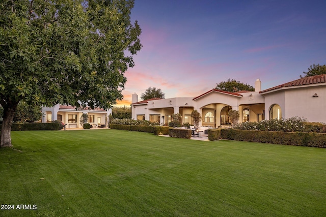 view of yard at dusk