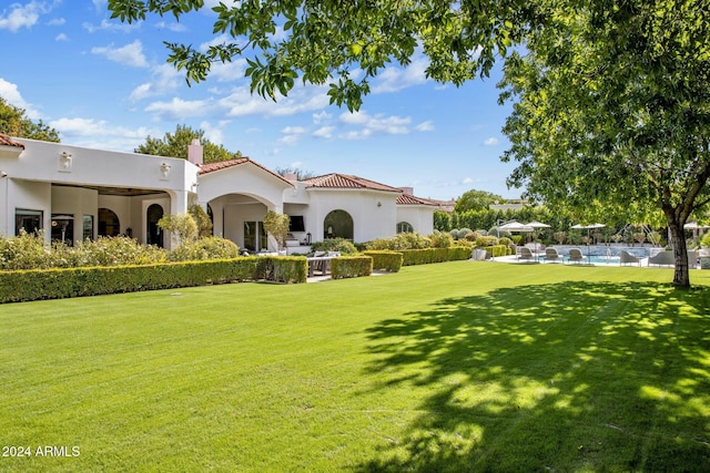 view of yard featuring a pool