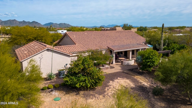 birds eye view of property featuring a mountain view