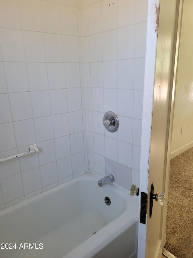 bathroom with tiled shower / bath