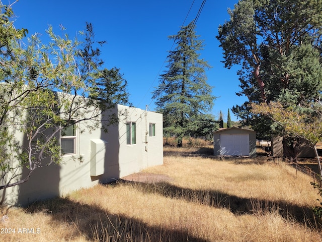 view of yard featuring a storage unit