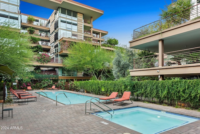 view of swimming pool