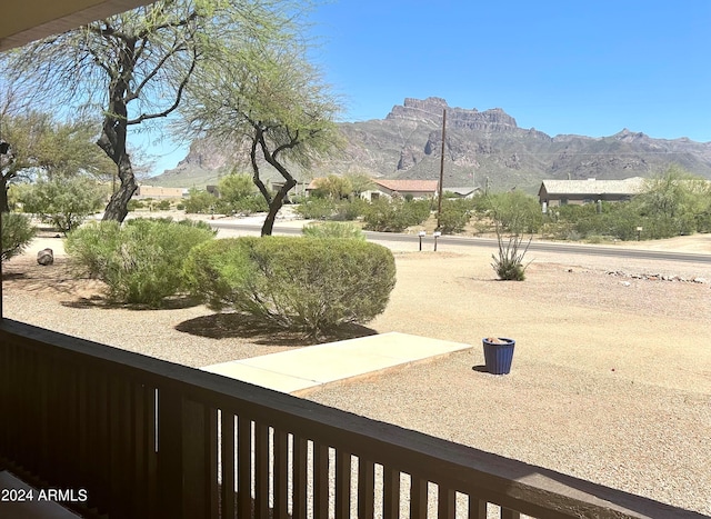 view of yard featuring a mountain view