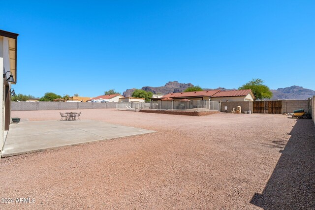 view of yard with a patio and a mountain view