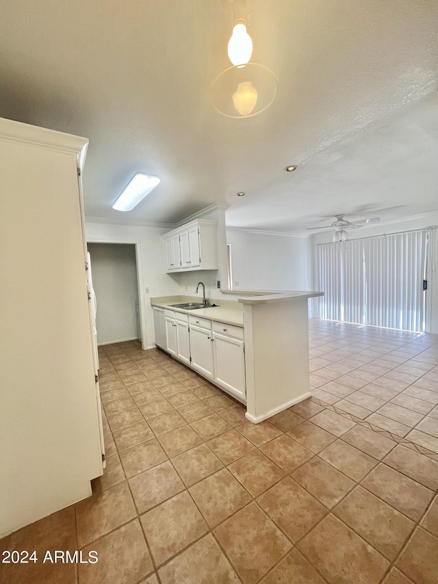 kitchen featuring sink, kitchen peninsula, white cabinets, and ceiling fan