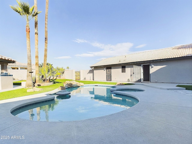 4530 W Misty Willow Ln, Glendale, AZ 85310 - view of swimming pool with an in ground hot tub