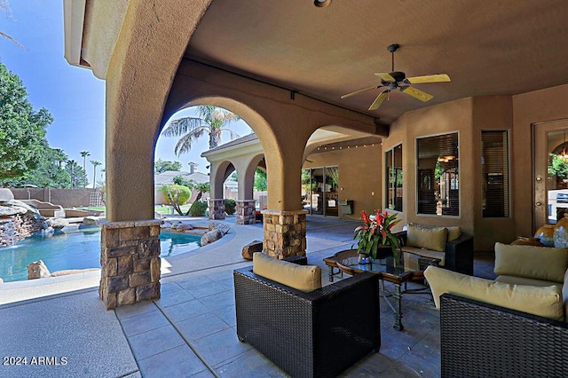 view of patio featuring an outdoor living space, a fenced in pool, and ceiling fan