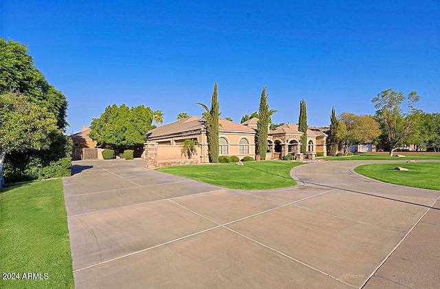 view of front of house featuring a front yard