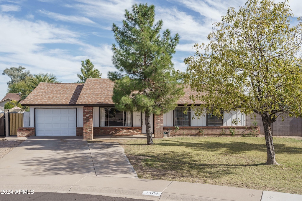 view of front facade with a garage and a front yard