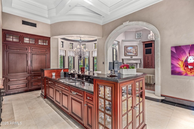 bar with crown molding, light tile patterned floors, visible vents, a sink, and a chandelier