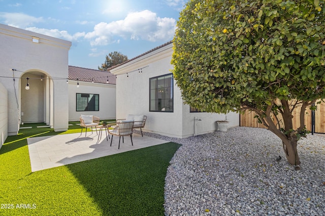 view of yard featuring a patio