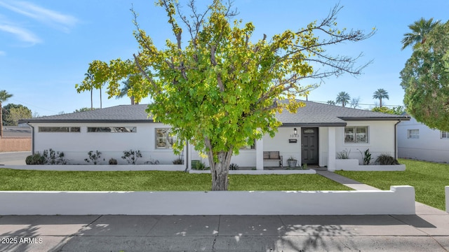 view of front of property featuring a front yard