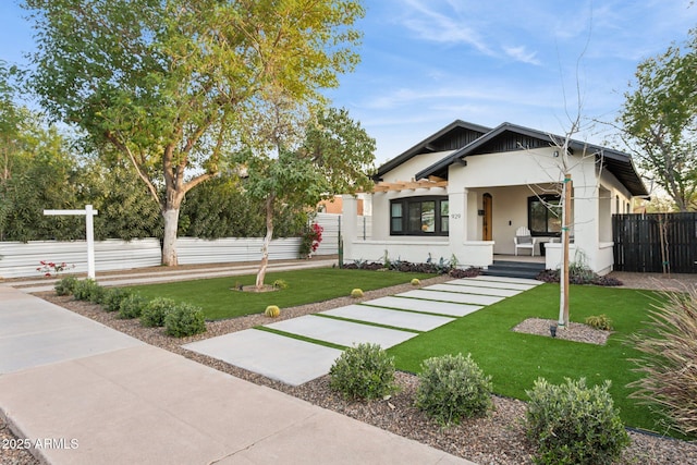 view of front of property featuring a front lawn