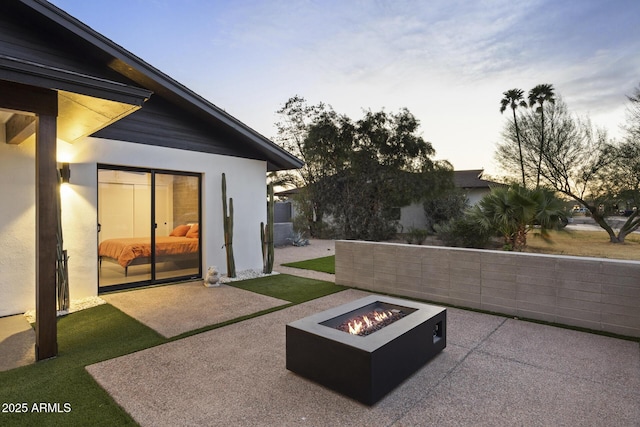 view of patio featuring a fire pit