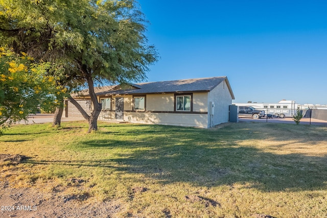 view of front of property featuring a front yard