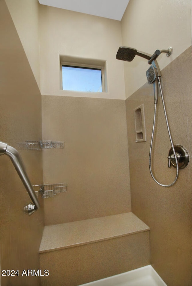 bathroom featuring a tile shower