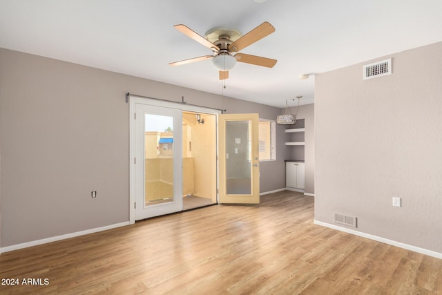 unfurnished room featuring light wood-type flooring and ceiling fan