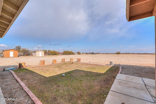 view of yard featuring a storage shed