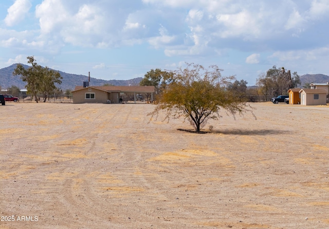 view of yard featuring a mountain view