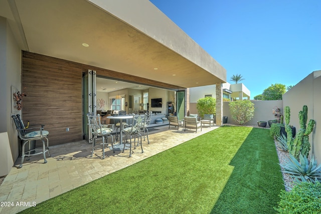 view of yard featuring an outdoor hangout area and a patio