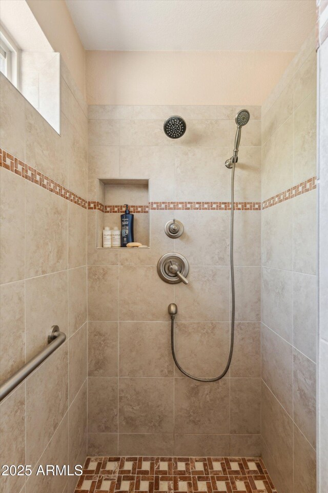 bathroom featuring a tile shower