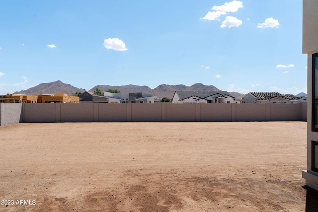 view of yard with a mountain view