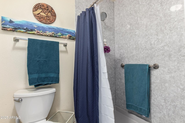 bathroom featuring toilet and curtained shower