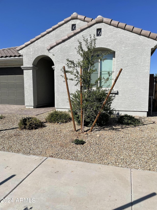 view of front facade featuring a garage