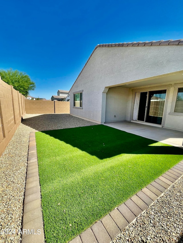 view of yard featuring a patio