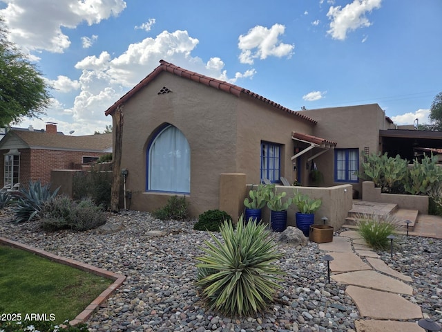 514 W Monte Vista Rd, Phoenix, AZ 85003 - view of side of property with stucco siding and a tiled roof