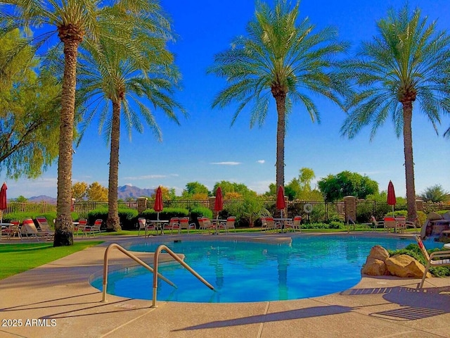 4200 E Narrowleaf Dr, Gilbert, AZ 85298 - community pool with a patio area and fence