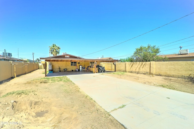 6541 N 54th Ave, Glendale, AZ 85301 - back of property featuring concrete driveway