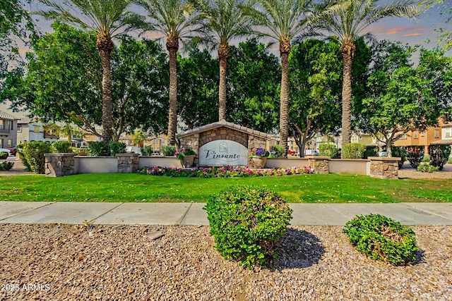 community / neighborhood sign featuring a lawn