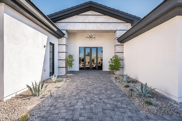 entrance to property featuring ceiling fan