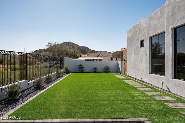 view of yard featuring a mountain view