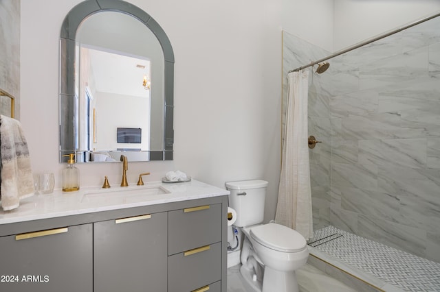 bathroom with a shower with curtain, vanity, and toilet