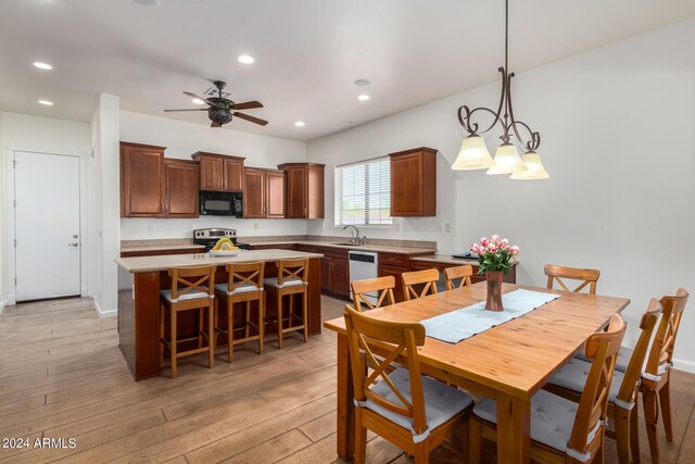 dining area featuring light hardwood / wood-style floors, sink, and ceiling fan