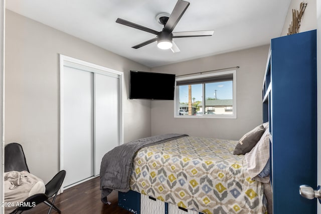 bedroom with a closet, ceiling fan, and dark hardwood / wood-style floors