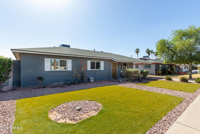 single story home with a front lawn